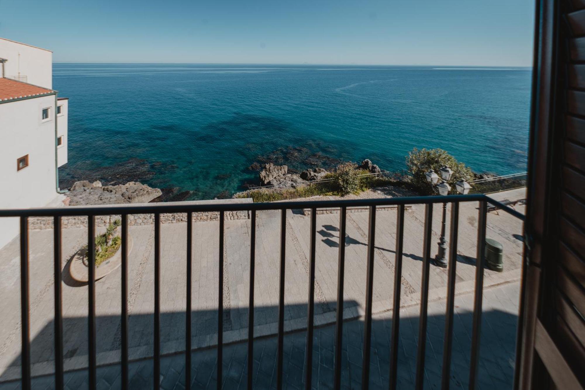 Tra La Rocca E Il Mare Di تْشيفالو المظهر الخارجي الصورة